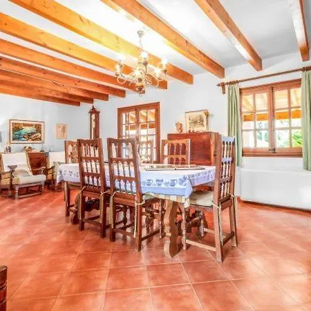 Sleeps 6 With Pool And Air Con