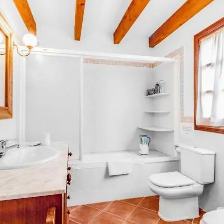 Sleeps 6 With Pool And Air Con